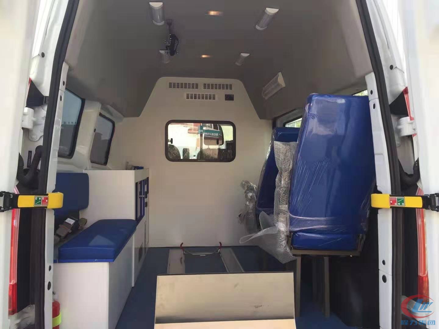 凯时优质运营商福特v362短轴中顶转运型救护车